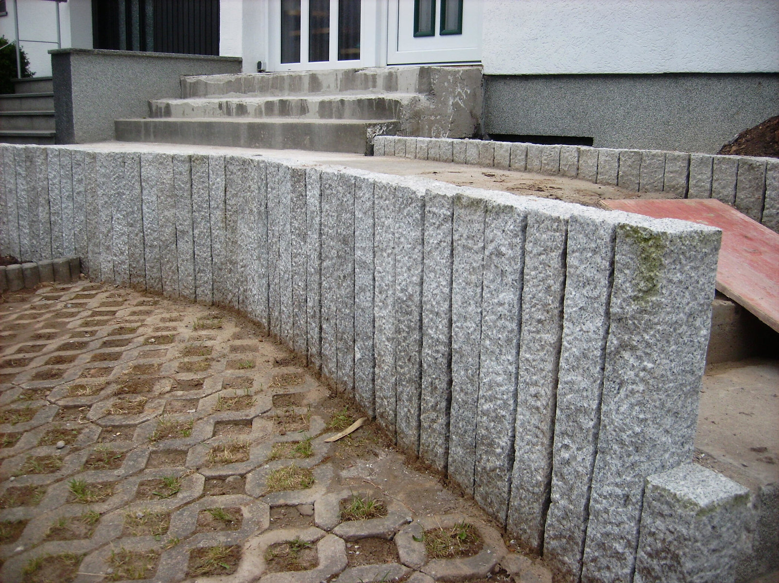 Steinmauer bei Terrassen von Skarbezka